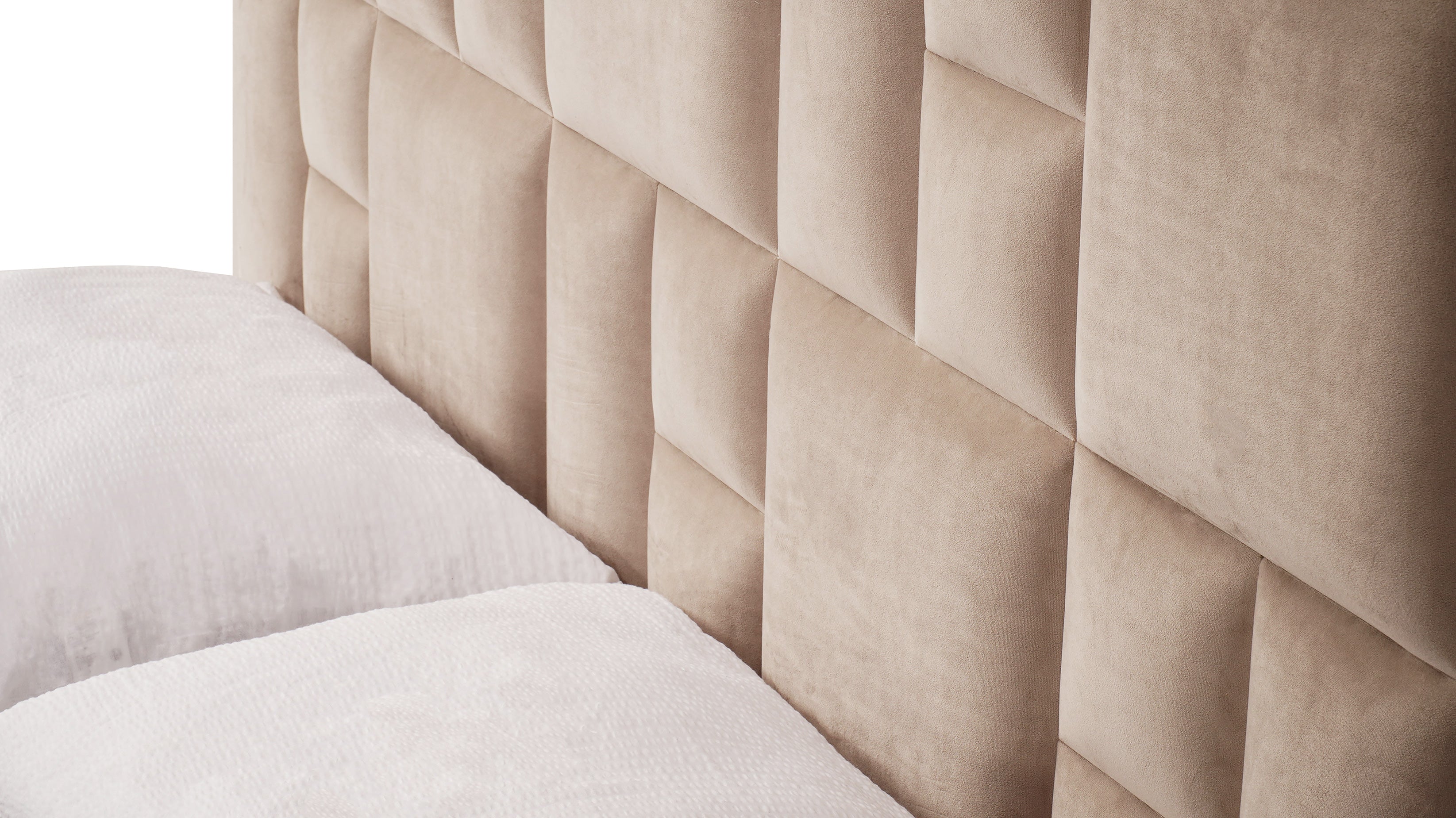 Meta velvet bed